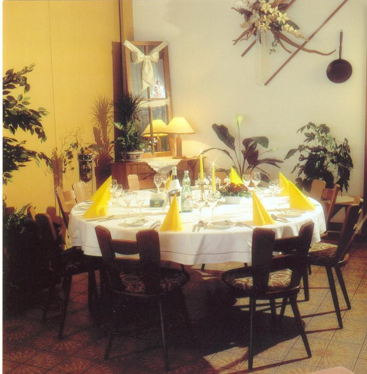Hotel Zur Krone Birresborn Bagian luar foto